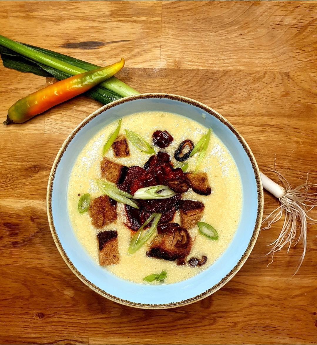 Sellerie Suppe mit Kümmelbrot-Croutons